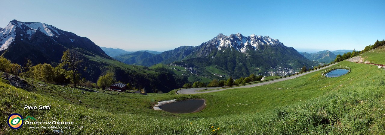 05 Panoramica dal parcheggio Alpe Arera (1600 m).jpg